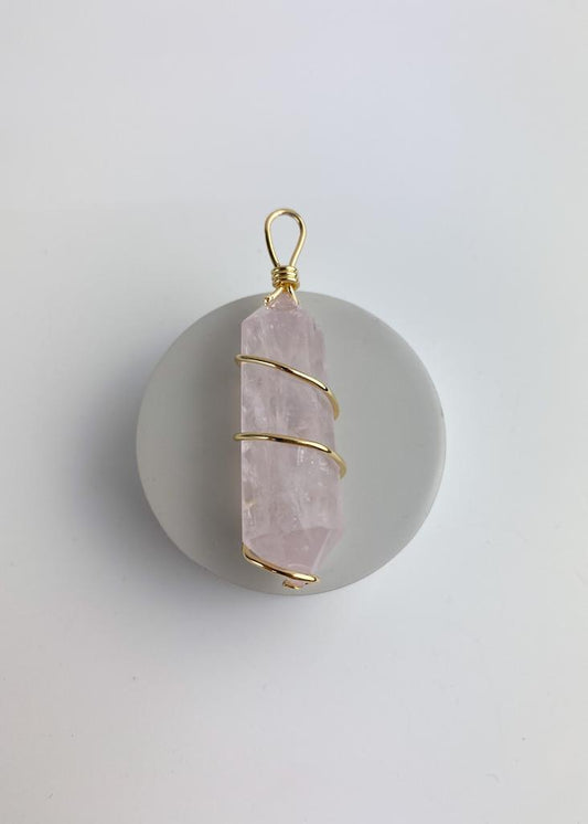 Pingente ponta biterminada Quartzo rosa espiral banho ouro