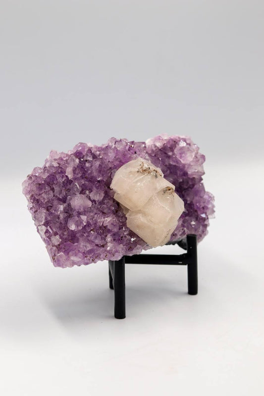 Drusa de Ametista com Inclusão de Cálcita na Base de Metal Preta 612 gramas