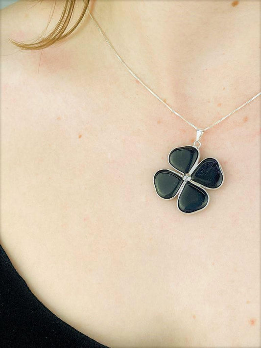 Pingente Trevo de Goldstone Azul Banho Prata
