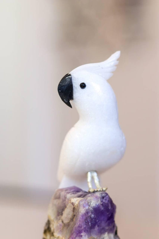 Cacatua Dolomita branca na Base de Ametista Chevron
