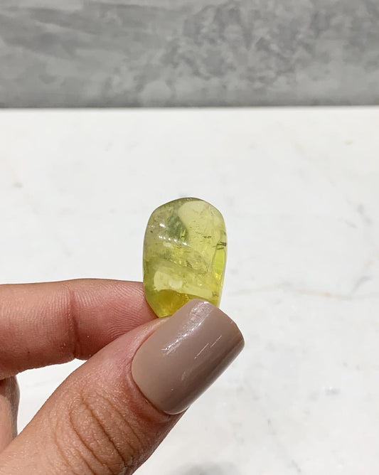 Pedra Quartzo Ouro verde (cor artificial) rolado 6 a 8 gramas