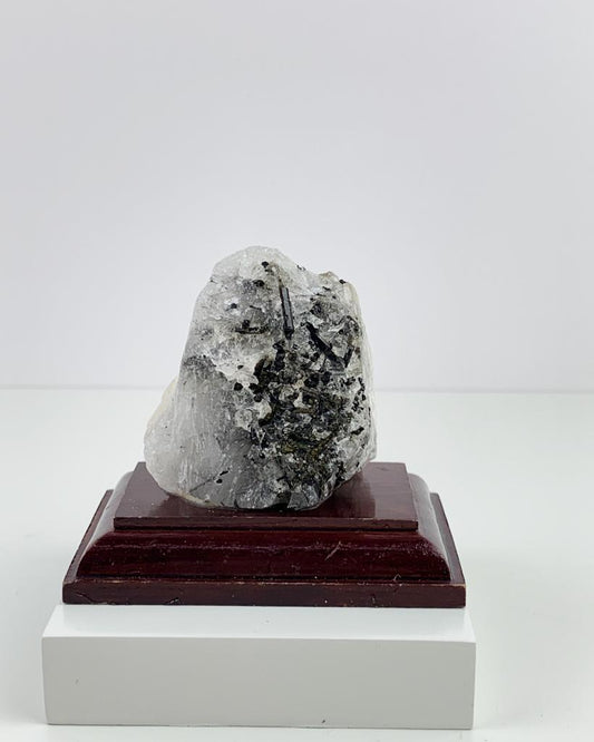 Pedra Turmalina Verde no Quartzo na Base Madeira Marrom 125 a 155 gramas