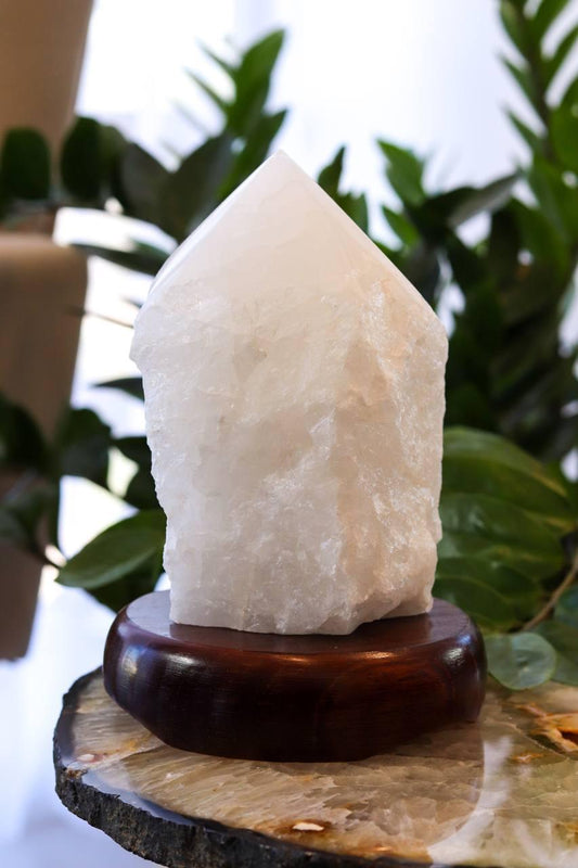 Luminária Ponta de Quartzo Cristal Branco na Base de Madeira Marrom
