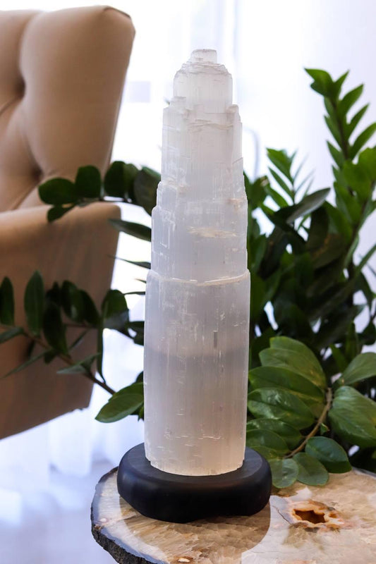 Luminária Selenita Branca Grande na Base Madeira Preta
