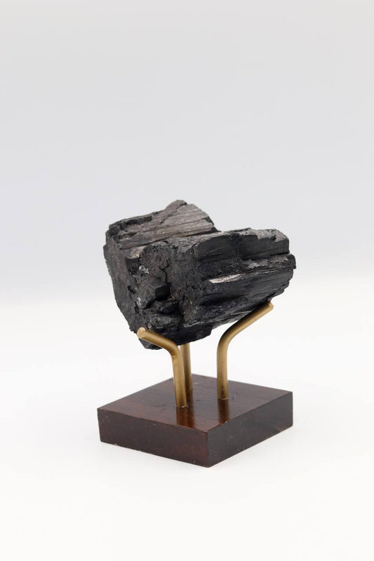 Pedra Turmalina Preta Bruta na Base Madeira Marrom