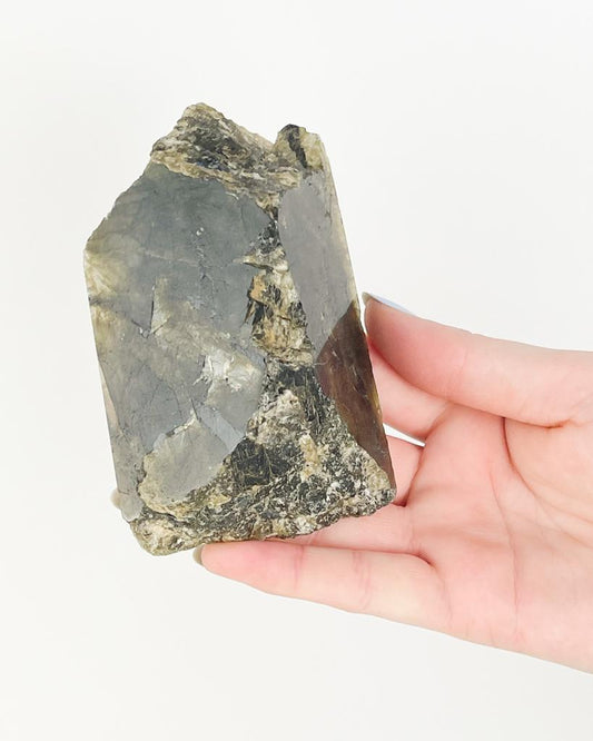 Pedra Labradorita Forma Livre Semi Polida 334 gramas