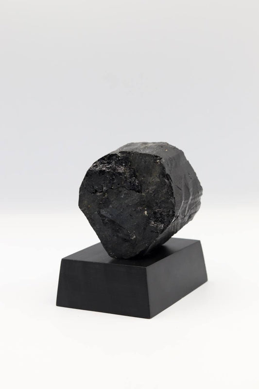 Pedra Turmalina Negra Bruta com Base Madeira Preta 684 gramas