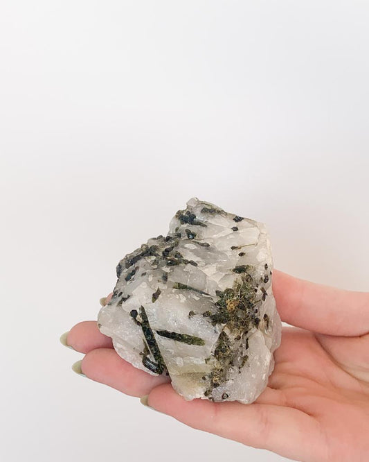 Pedra Turmalina Verde no Quartzo  250 gramas