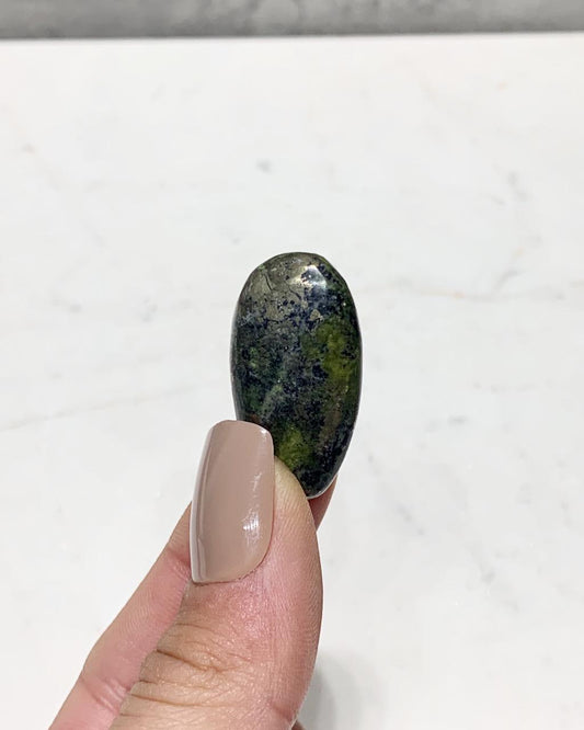 Pedra Serpentinita verde rolada 9 a 11 gramas