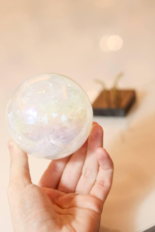 Bola Cristal de Quartzo Perolizado na Base Madeira Marrom
