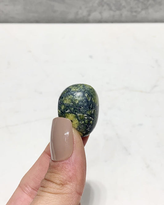 Pedra Serpentinita verde rolada 12 a 15 gramas