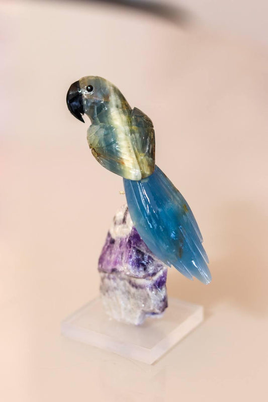 Arara de Ônix Azul na Base Ametista Chevron no Acrílico