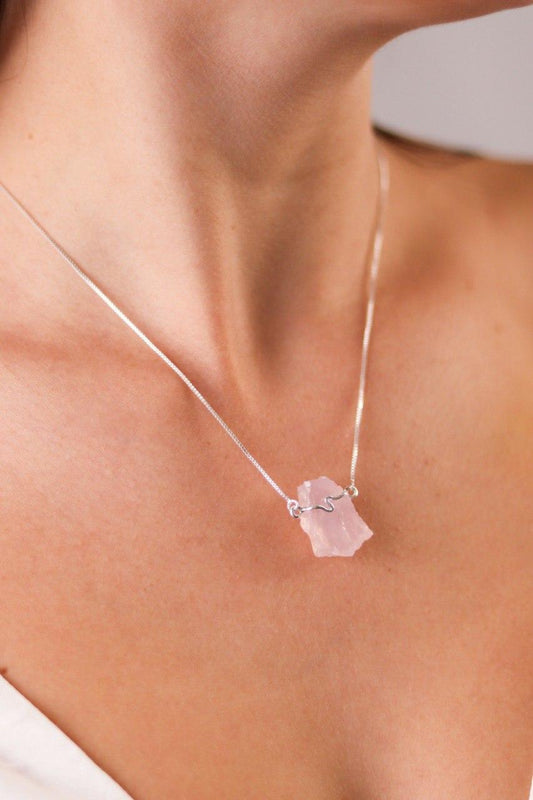 Colar Curto Quartzo Rosa Abraço Banho Prata