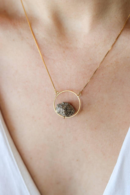 Colar Pedra Pirita Mundo Banho Ouro 18K