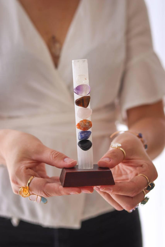 Pedra Selenita Branca 7 Chakras na Base de Madeira