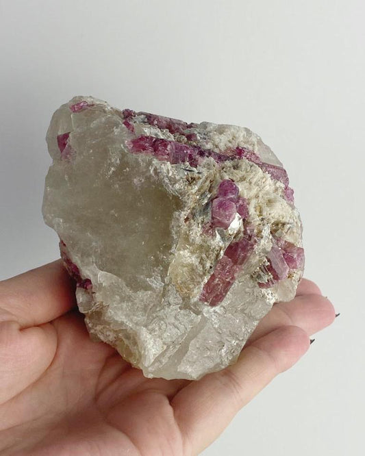 Pedra Turmalina Rosa no Quartzo Bruto 590 g