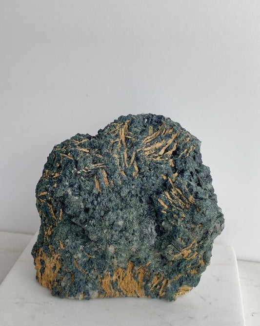 Pedra Turmalina Verde no Quartzo Bruto na Base Acrílico 870g