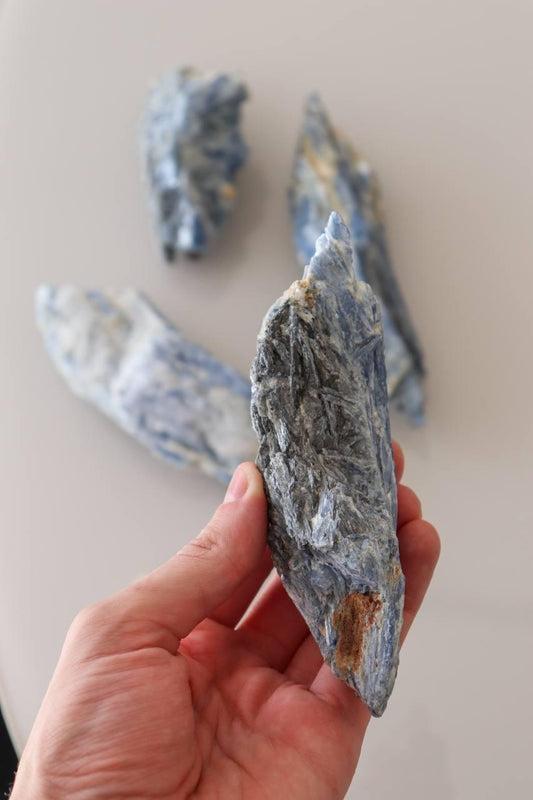 Pedra Cianita Azul Bruta 250 a 300 gramas aprox.