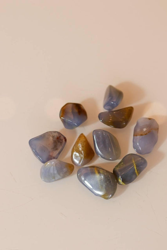 Pedra Calcedônia Azul e Marrom Rolada 4 a 6 gramas