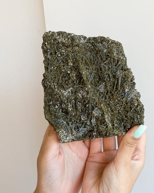 Pedra Turmalina Verde no Quartzo Bruto 2,3 Kg