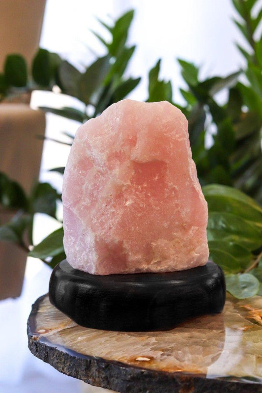 Luminária de Quartzo Rosa Bruto na Base de Madeira Preta
