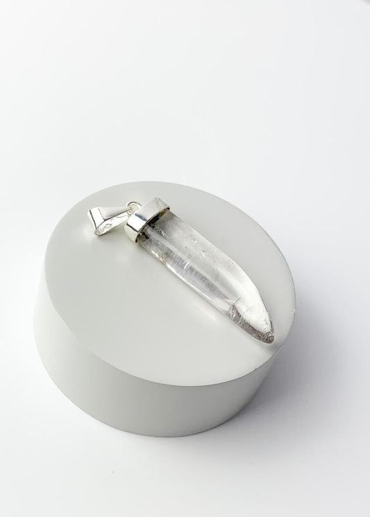 Pingente Dente Cristal de Quartzo Banho Prata