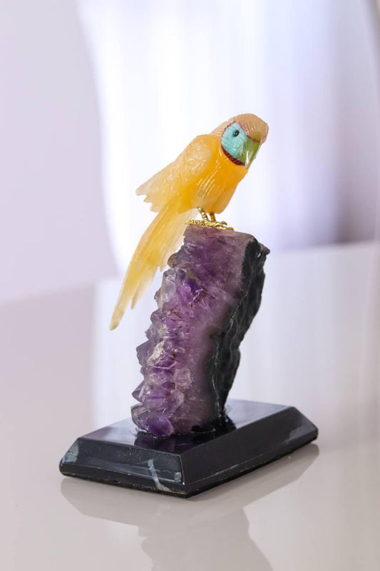 Arara de Calcita Amarela com Base de Ametista
