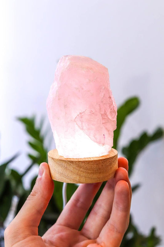 Luminária de Quartzo Rosa Bruta Mini Base Madeira Clara
