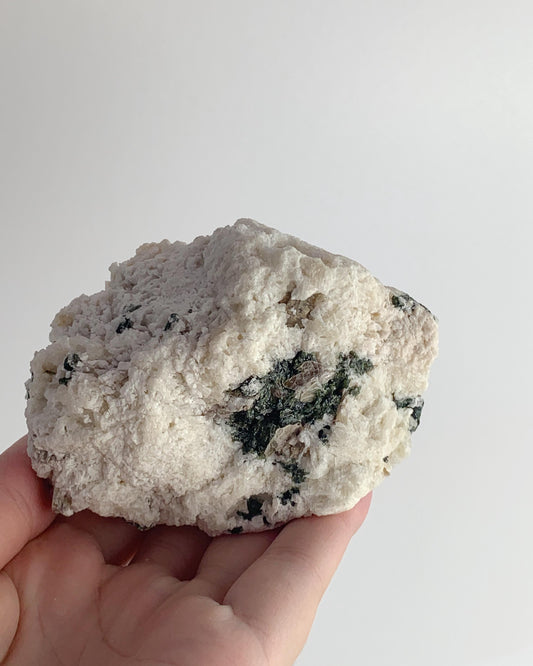 Pedra Turmalina Verde no Feldspato Bruto 548 g