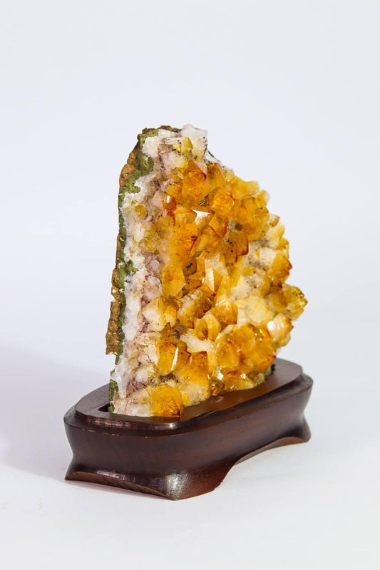 Drusa Citrino na Base Madeira Marrom 1,460 Kg aprox.