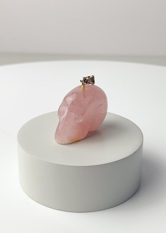 Pingente Quartzo Rosa Crânio Banho Prata