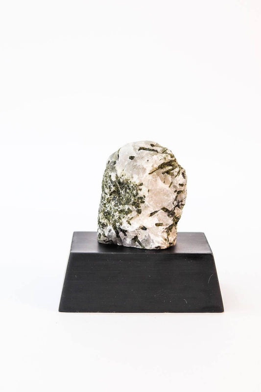 Pedra Turmalina Verde no Quartzo na Base de Madeira Preta 175 a 235 gramas