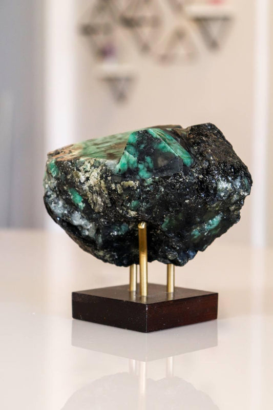 Pedra Esmeralda Polida na Base Madeira Marrom 908 gramas