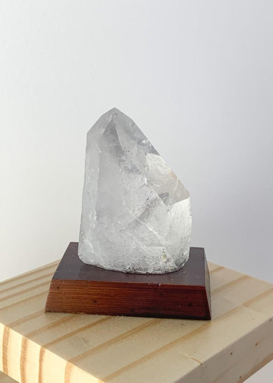 Ponta Cristal de Quartzo Bruto na Base Madeira 80 a 181 gramas aprox.