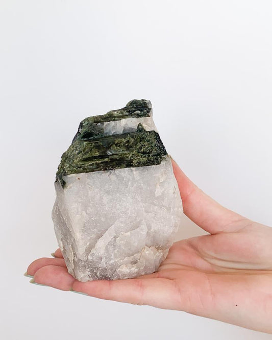 Pedra Turmalina Verde no Quartzo 414 gramas