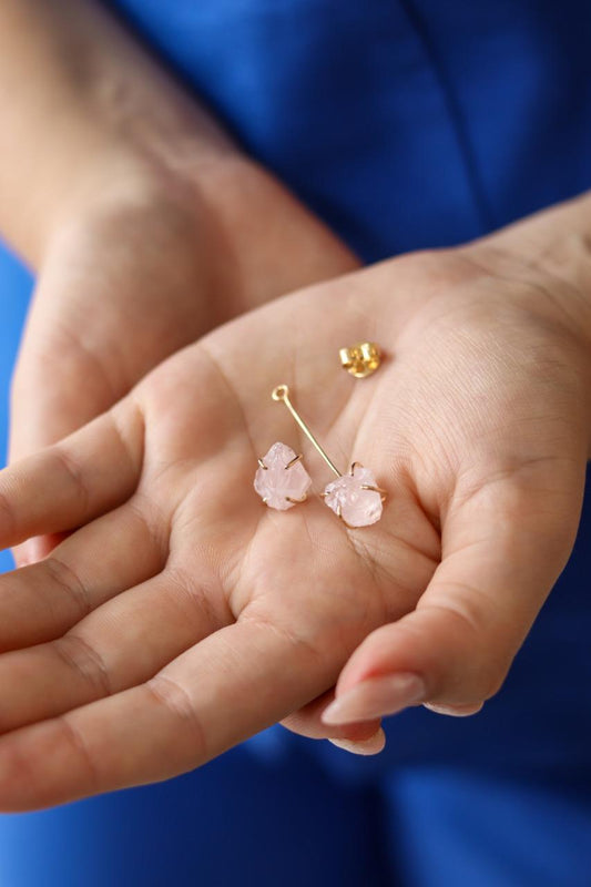 Brinco Quartzo Rosa Bruto Constelar  banhado Ouro