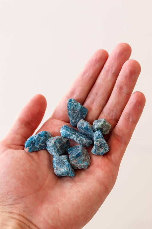 Pedra Apatita azul bruta 5 a 10 gramas.
