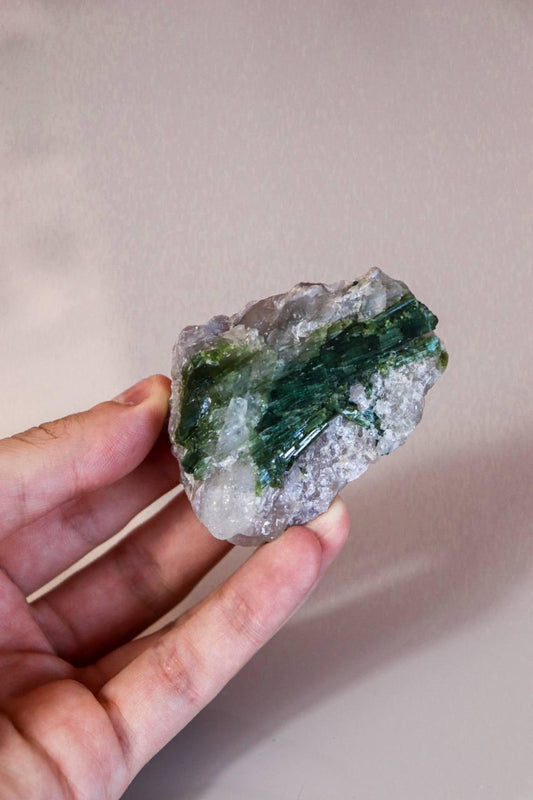 Pedra Turmalina Verde no Quartzo Cristal Bruto 84 gramas