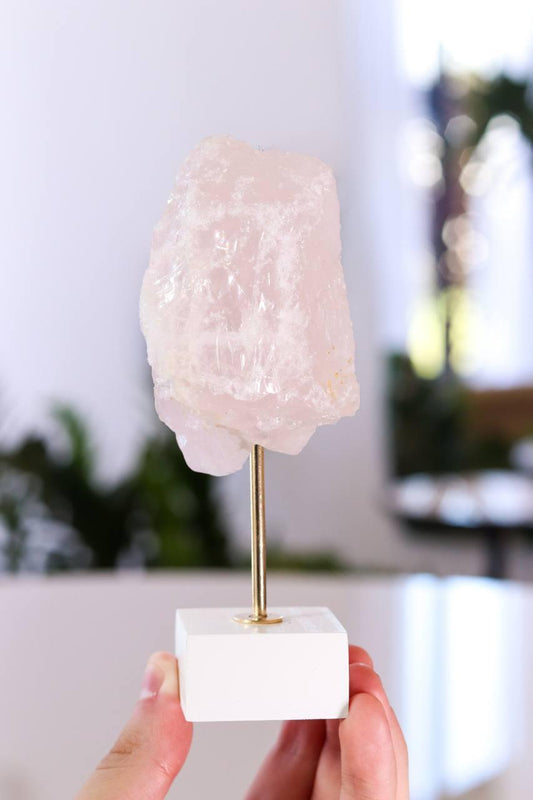 Pedra Quartzo Rosa na Base de Madeira Branca