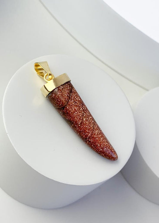 Pingente Dente Goldstone Marrom Banho Ouro