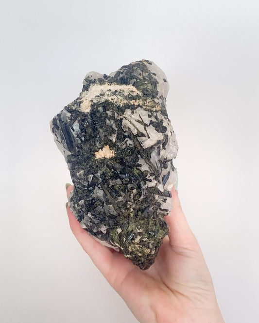Pedra Turmalina Verde e Preta no Quartzo 1500 gramas