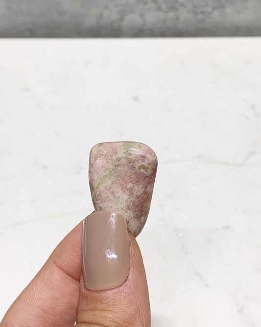 Pedra Tulita rosa rolada 7 a 8 gramas