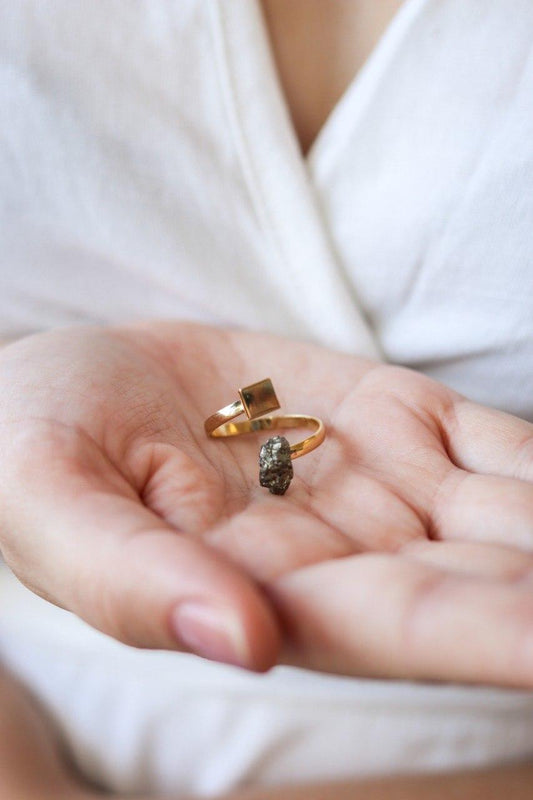 Anel Pirita Cubo Banho Ouro 18K
