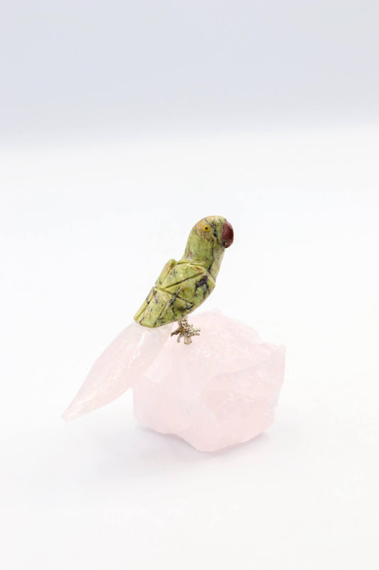 Arara Serpentinita na Base Quartzo Rosa
