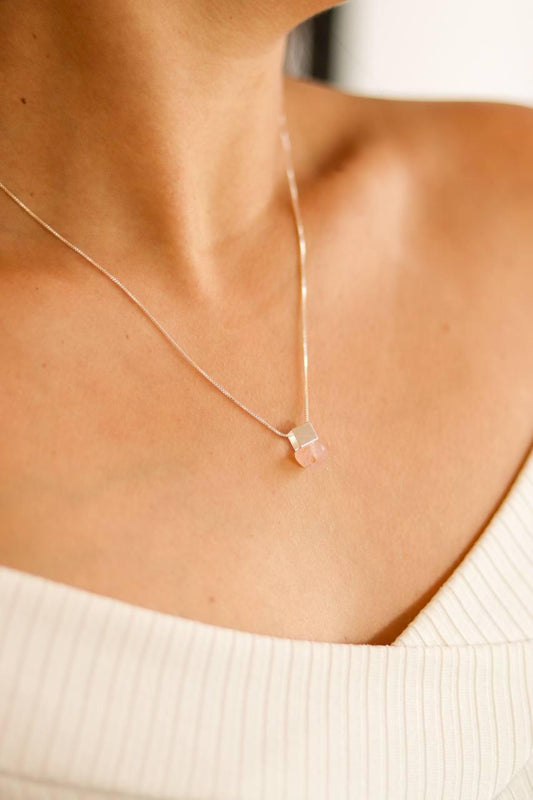 Colar Quartzo Rosa Cubo Banho Prata