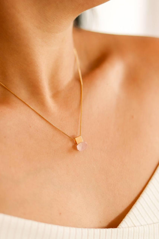 Colar Quartzo Rosa Cubo Banho Ouro