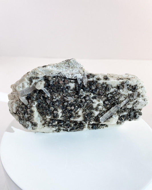 Pedra Mica com Albita Bruta 608  gramas