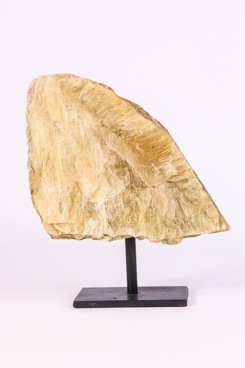 Pedra Mica Estrela Bruta na base de Metal Preto 1,6 Kg