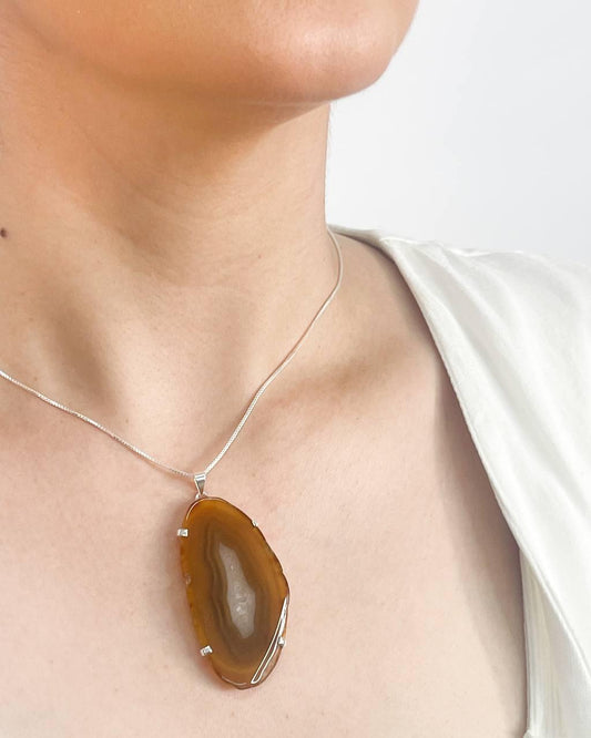 Colar chapa de Ágata natural com garra Banhado Prata