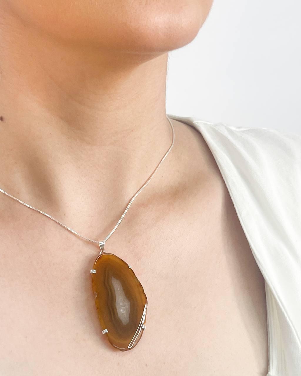 Colar chapa de Ágata natural com garra Banhado Prata